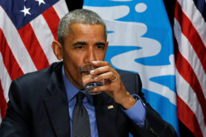El presidente de Estados Unidos, Barack Obama, visitó el miércoles la localidad de Flint, en Michigan, donde bebió agua filtrada para probar que era potable, aunque advirtió de que tomará dos años reemplazar las tuberías aún contaminadas. U.S. President Barack Obama drinks a glass of filtered water from Flint, a city struggling with the effects of lead-poisoned drinking water, during a meeting will local and federal authorities in Michigan, May 4, 2016. REUTERS/Carlos Barria