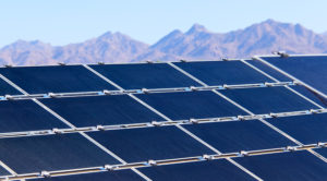 La energía solar a gran escala conectada a la red cuesta menos y opera de manera más eficiente debido a que es más económico construir una planta con miles de paneles, en lugar de instalar sistemas individuales de techo en residencias particulares.