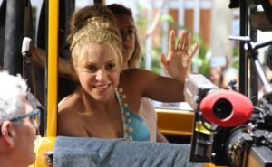 Shakira concluyó el viernes una visita de cuatro días a Colombia durante la cual participó en la grabación del vídeo de la canción "La bicicleta", de su compatriota Carlos Vives