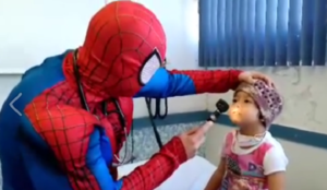 El doctor Sergio Gallegos Castorena se transforma cada día para sacar una sonrisa a las decenas de niños que llegan a su consultorio en el Hospital Civil de Guadalajara, una institución que presta atención médica a personas de escasos recursos de toda la región oeste de México