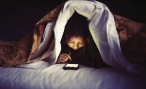El uso excesivo de celulares, tabletas, video juegos, entre otros,  puede producir alteraciones del ciclo sueño-vigilia, dificultades para la interacción social, trastornos en la alimentación y, en general, afectaciones a la salud física y mental.