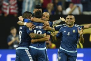 El delantero Lionel Messi abraz a sus compañeros de Argentina tras marcarle un gol a EEUU en smifinales de la Copa América Centenario el 21 de junio de 2016 en Houston (EEUU) (AFP | Mark Ralston)