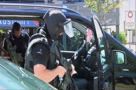 Policía da de baja a hombre armado en cine de Alemania, no hay heridos
