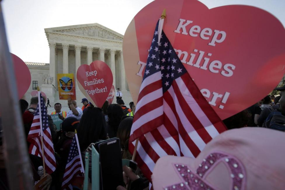 Activistas a favor de la inmigración protestan afuera de la Corte Suprema, en Washington.