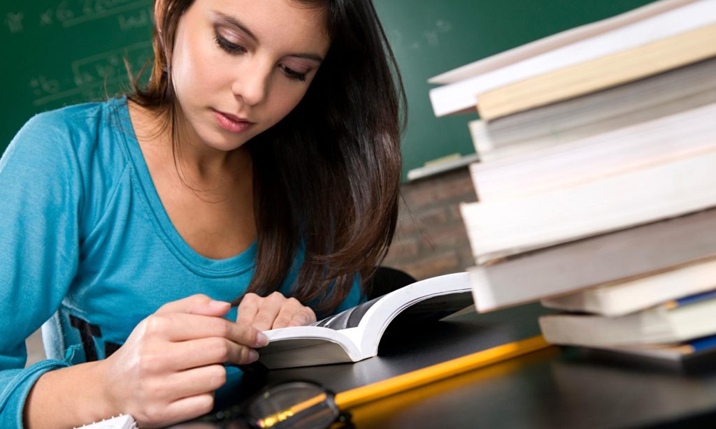 Estudio revela epidemia oculta de estudiantes sin hogar la que amenaza futuro de más de un millón de jóvenes cada año