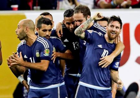 El delantero Lionel Messi se convirtió el martes en el artillero histórico de la selección argentina con 55 tantos, superando por uno a Gabriel Batistuta, con un golazo de tiro libre a los 32 minutos del choque ante Estados Unidos por las semifinales de la Copa América Centenario.