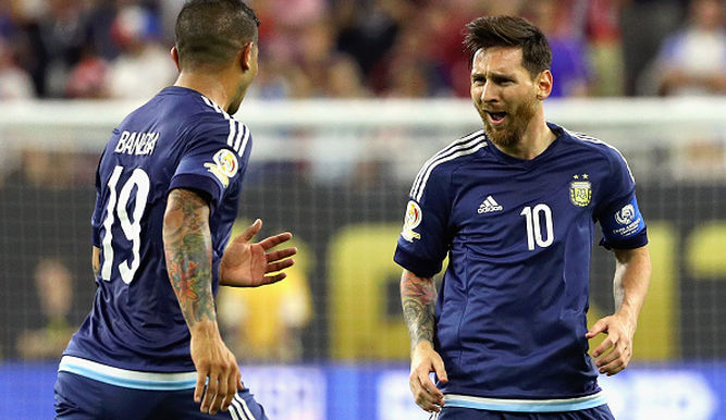Lionel Messi (10) y Ever Banega (19) celebran durante el juego ante Estados Unidos en Houston.