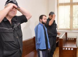 Foto de archivo del checheno Akhmed Chatayev, visto en una corte en Haskovo, Bulgaria. 17 de junio de 2011. Dos ciudadanos rusos fueron identificados como supuestos atacantes suicidas de Estado Islámico involucrados en el atentado en el principal aeropuerto de Estambul, que se cree que fue planeado por un checheno, dijeron el viernes medios turcos. Bulphoto Agency/via REUTERS/File Photo