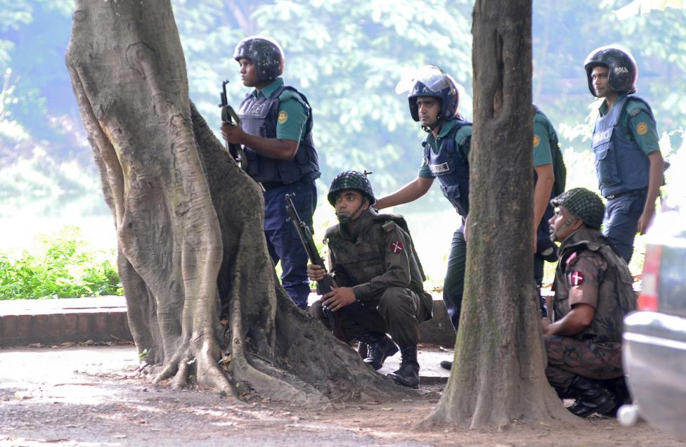 Militantes islámicos matan a 20 personas, en su mayoría extranjeras, en ataque en Bangladés