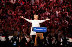 Hillary Clinton es la primera mujer que gana la candidatura presidencial de uno de los principales partidos políticos de la nación. Y el hecho que marca un hito ocurrió en la Convención Nacional Demócrata. REUTERS/Lucas Jackson