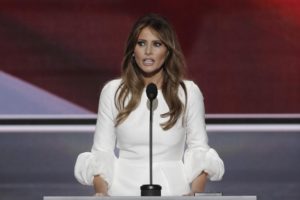 Melania Trump da su discurso ante el público de la Convención Republicana, un momento esperado por muchos que se convirtió en una posterior polémica ya que muchas de las frases pronunciadas por la Señora Trump hacen parte del discurso pronunciado por Michell Obama en 2008. REUTERS/Mike Segar