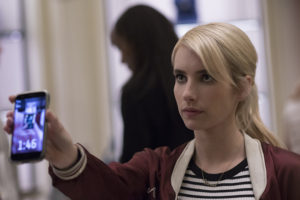 La dedicada estudiante del último año de la escuela secundaria Vee Delmonico [Emma Roberts] ya se ha cansado de llevar una vida intrascendente. Cuando sus amigos la presionan para que se una al popular juego online Nerve, Vee decide participar una sola vez como un desafío que solo parece ser un poco de diversión inocente.