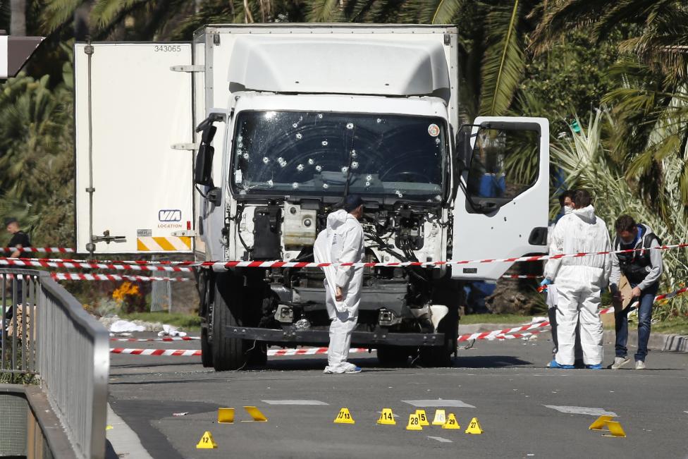 Atacante arrolla con un camión a una multitud en Francia, deja 84 muertos en Día de la Bastilla