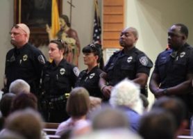 Oficiales de policía asisten a una misa tras el mortal ataque contra policías de Baton Rouge, en la Iglesia Saint John the Baptist, en Zachary, Louisiana. 17 de julio de 2016. Las autoridades estadounidenses intentaban el lunes conocer más sobre un ex sargento condecorado de los Marines que mató a tres policías en Baton Rouge, Luisiana, unas dos semanas después de que la policía abatió a tiros a un hombre negro, provocando protestas en todo el país. REUTERS/Jeffrey Dubinsky