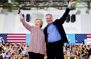 La elección de Kaine, de 58 años, podría ayudar a Clinton a sumar a los votantes independientes y moderados. El ex gobernador de Virginia, que habla español, encaja en la idea de la ex secretaria de Estado de que el vicepresidente debe ser una persona capaz de asumir la magistratura en caso de ser necesario.