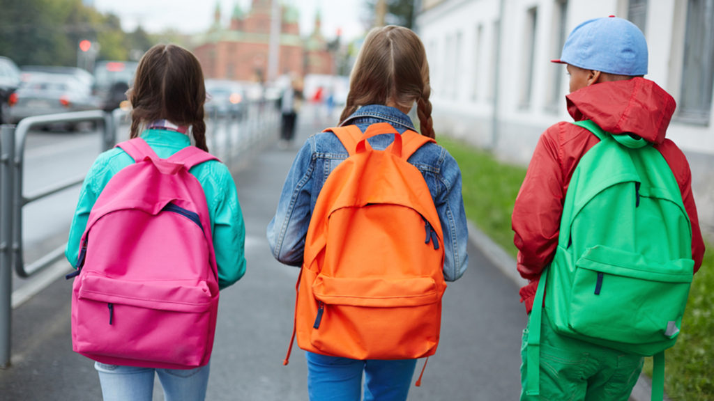 Done una mochila y útiles para el regreso a clases