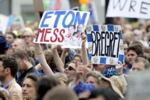 Manifestantes sostienen carteles durante una protesta contra el resultado del referendo británico a favor de la salida de la Unión Europea, en el centro de Londres, en Reino Unido, July 2, 2016. Miles de manifestantes tomaban el sábado el centro de Londres para protestar contra la votación de la semana pasada a favor de abandonar la Unión Europea, un resultado que ha sumido a Reino Unido en un caos político y que rechaza la mayoría de los habitantes de la capital británica. REUTERS/Paul Hackett