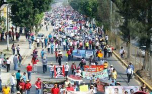 21 bloqueos diferentes se reportaron hoy en carreteras de Oaxaca por parte de los maestros  de la Coordinadora Nacional de Trabajadores de la Educación (CNTE)