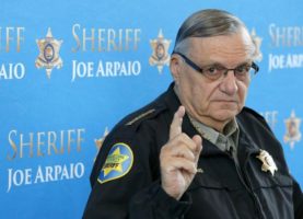 Un juez federal recomendó el viernes acusar de desacato a Joe Arpaio, ya que se encontró que el polémico sheriff había violado órdenes judiciales derivadas de un caso de discriminación racial en 2007.