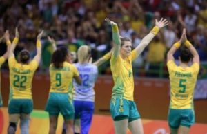 La selección femenina brasileña de balonmano festeja tras derrotar a Noruega en su debut en los Juegos de Río. REUTERS/Marko Djurica. El equipo brasileño femenino de balonmano debutó el sábado en los Juegos de Río con una importante victoria contra Noruega, actuales campeonas del mundo.