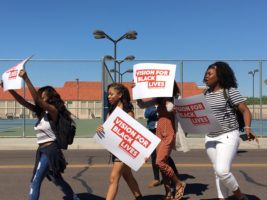 Los estudiantes que han protestado en Buckeye exigen el fin de la discriminación racial por parte de la administración de su escuela. Esto en respuesta a los sucesos de discriminación racial que según ellos experimentó su compañera de estudios, Mariah Harvard quien fue obligada a quitarse una camiseta que portaba el letrero "Black Life Matter". Al día siguiente de este incidente la estudiante del grado 12, Genesis Santoyo fue enviada a su casa por vestir una camiseta con la misma leyenda. Buckeye, AZ. 29 de agosto de 2016. Foto cortesía de Puente Movement/ Panorama Online