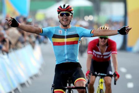 En la imagen, el ciclista Van Avermaet celebra mientras cruza la línea de meta durante los Juegos Olímpicos de Río de Janeiro, 6 de agosto, 2016. El belga Greg van Avermaet conquistó el sábado la medalla de oro en la prueba de ciclismo en ruta de los Juegos Olímpicos de Río de Janeiro, aprovechando una caída del italiano Vincenzo Nibali cuando lideraba la carrera a pocos minutos del final de la prueba. REUTERS/Matthew Childs.