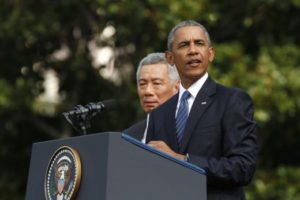 En una rueda de prensa junto al primer ministro de Singapur, Lee Hsien Loong, desde la Casa Blanca, Obama atacó directamente el "temperamento" y el "conocimiento" de Trump, en uno de sus discursos más duros hasta la fecha contra el candidato presidencial republicano. Agosto 2, 2016. REUTERS/Jonathan Ernst