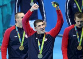 Phelps, que conquistó así su vigésimo tercera medalla olímpica y fue el más ovacionado en la ceremonia de premiación, puso al equipo norteamericano en ventaja tras relevar a Caeleb Dressel en los 100 metros. REUTERS/Marcos Brindicci