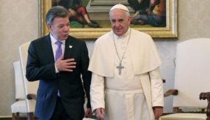 VAT04 CIUDAD DEL VATICANO (VATICANO) 15/06/2015.- El papa Francisco (dcha) conversa con el presidente de Colombia, Juan Manuel Santos, durante una audiencia privada en el Vaticano. El Pontífice rechazó el miércoles 31 de agosto de 2016, la invitación a nombrar a un representante para el comité de selección de los magistrados que conformarán un tribunal encargado de aplicar el acuerdo de justicia pactado entre el Gobierno de Colombia y las FARC. EFE/Alessandro Di Meo/Pool