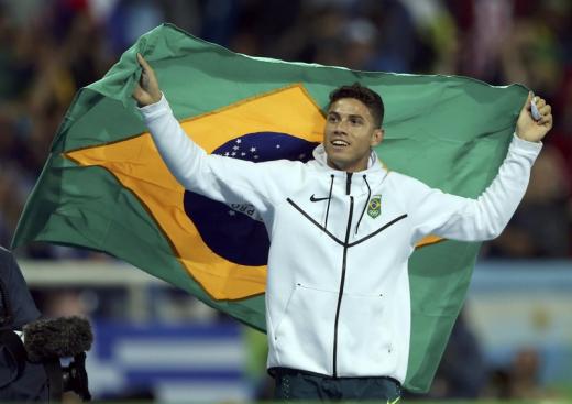 Brasileño Thiago da Silva gana medalla de oro en salto con garrocha con récord olímpico