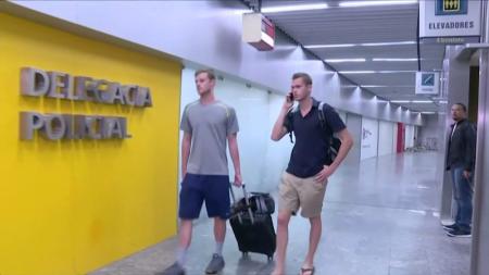 Policía brasileña impide a integrantes del equipo de nadadores de Estados Unidos abordar avión
