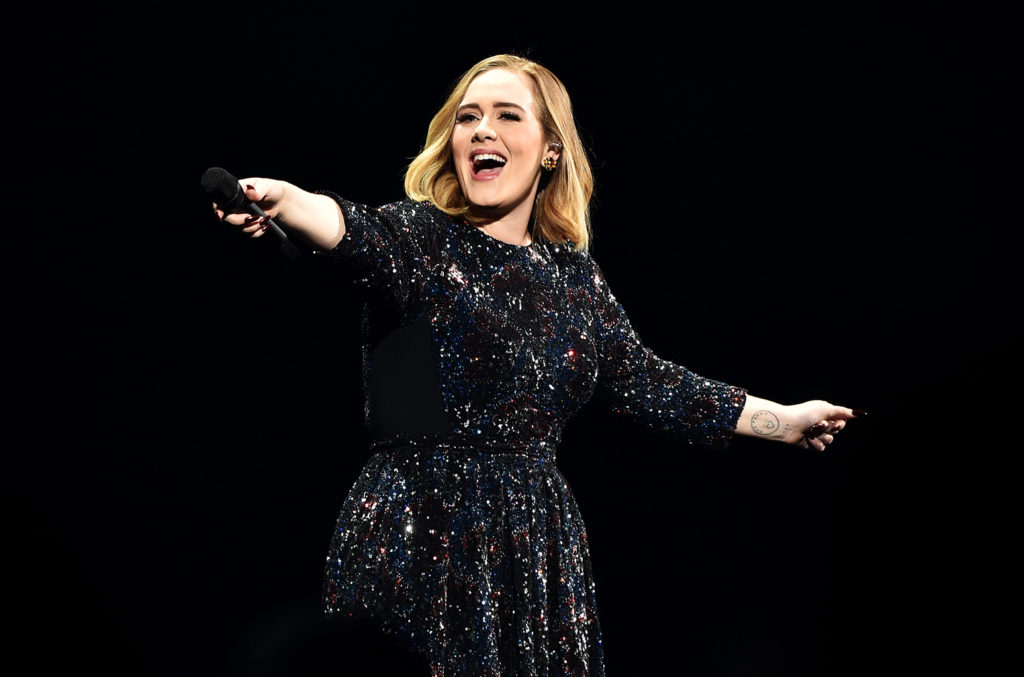 Adele pospone concierto en Phoenix, promete regresar