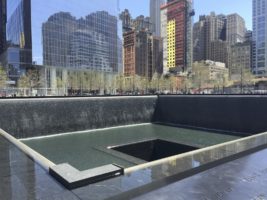 El ritmo de New York sigue su curso, pero nunca olvidará lo que paso el 11 de septiembre de 2001. Imagen del Bajo Manhattan tomada en la primavera de 2015, alrededor de los monumentos levantados en honor a las víctimas de 9/11. FotoMaria Teresa Bonilla BenitezPanorama Online