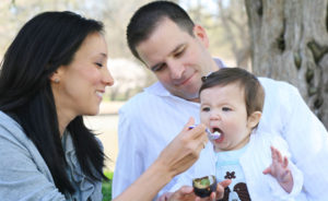 "Es importante que los bebés experimenten una amplia variedad de sabores, texturas, colores y combinaciones", señala el Dr. Robert Murray, miembro de la Academia Americana de Pediatría. "Los padres que buscan alimentos adecuados para empezar a alimentar a sus bebés encontrarán todos estos atributos clave en el aguacate - un primer alimento suave, rico en nutrientes y de sabor neutro que se puede disfrutar durante toda la vida".