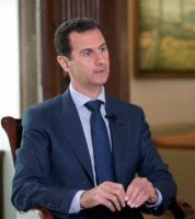 En esta imagen, tomada el 21 de septiembre de 2016 y distribuida por Presidencia de Siria, el presidente de Siria, Bashar Assad, habla con The Associated Press en el palacio presidencial en Damasco, Siria. (Presidencia Siria via AP)