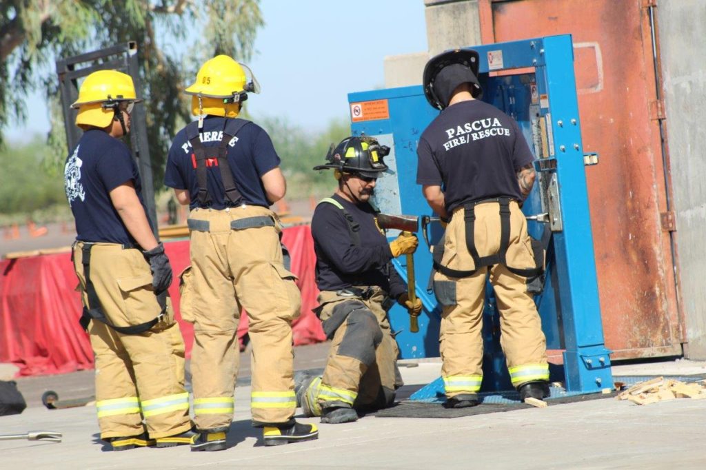 Bomberos de zona rurales de Arizona participan en entrenamiento intensivo
