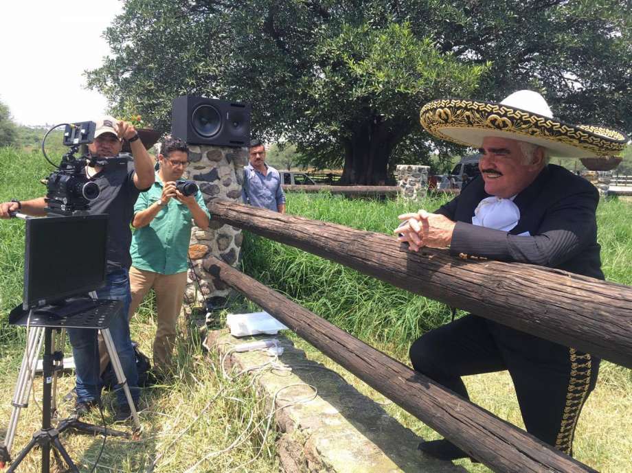 Vicente Fernández graba corrido para apoyar a Hillary Clinton