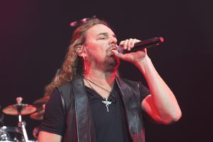 "Los latinos cuando más debemos estar es ahora, cuando más debemos votar para ejercer su poder", dijo el vocalista de Maná, Fher Olvera