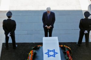  El ex presidente estadounidense Bill Clinton, que llegó a Israel un día antes del entierro, acudió a la plaza frente al Parlamento y se paró ante al féretro de Peres para rendirle homenaje. El príncipe Carlos de Gales y el mandatario francés, Francois Hollande, asistirán al funeral en el área "Grandes Líderes de la Nación" del cementerio Mount Herzl de Jerusalén. REUTERS/Amir Cohen