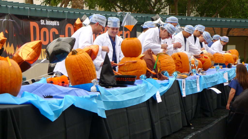 St. Joseph’s Celebra Halloween con su Tradicional concurso de tallado de calabazas “Doc-O-Lantern Pumpkin Carving”