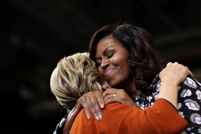 Clinton y Michelle Obama hacen primera aparición pública conjunta en campaña para elecciones