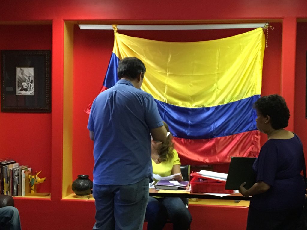 Colombianos en Arizona votan por la paz