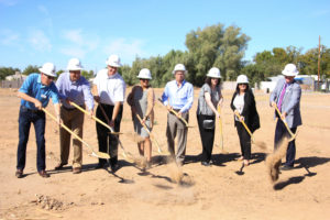 En el evento estuvieron presentes, destacados líderes estatales de las oficinas del Senador Flake, del Congresista Gallego y del Gobernador Ducey, así como el Departamento de Servicios de Veteranos, el Departamento de Vivienda de Arizona y el Departamento de Vivienda de Phoenix y personal de la Diócesis de Phoenix, quienes estuvieron acompañando a representantes de Catholic Charities y Newport Partners en la ceremonia de bendición y colocación de la primera piedra en horas de la mañana del día miércoles. Foto: Cortesía de Mary Hickey