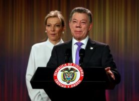 El presidente de Colombia, Juan Manuel Santos, da una conferencia de prensa en el Palacio Narino, en Bogotá. 7 de octubre de 2016. El presidente de Colombia, Juan Manuel Santos, ganó el viernes el Premio Nobel de la Paz 2016 por el acuerdo que negoció con la guerrilla de las FARC para poner fin a un conflicto de 52 años, pese a que los colombianos rechazaron el pacto en un plebiscito realizado el fin de semana. REUTERS/John Vizcaino