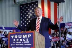 El candidato por el partido republicano, Donald Trump intentará el miércoles revertir la tendencia que arrojan los sondeos en el tercer debate televisado frente a su rival demócrata, Hillary Clinton, en una de sus últimas posibilidades para mejorar su imagen ante la opinión pública estadounidense de cara a las elecciones de noviembre. (Reuters)