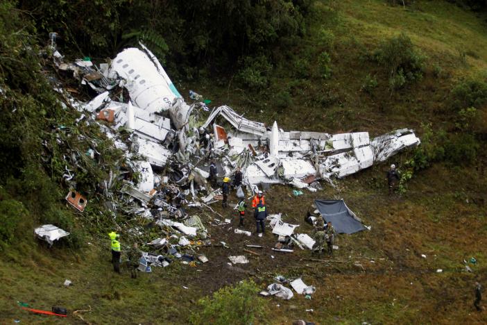 Mueren 76 personas y sobreviven cinco al estrellarse avión en Colombia