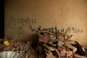 En la imagen, un grafiti que dice: "El Estado Islámico permanecerá", visto dentro de una tienda en Bartilla, en el este de Mosul, el 27 de octubre de 2016.Militantes de Estado Islámico mataron a cientos de personas, incluidos 50 desertores y 180 ex empleados del Gobierno iraquí, en los alrededores de la ciudad de Mosul, bastión del grupo radical, dijo el viernes la portavoz de derechos humanos de la ONU Ravina Shamdasani. REUTERS/Zohra Bensemra