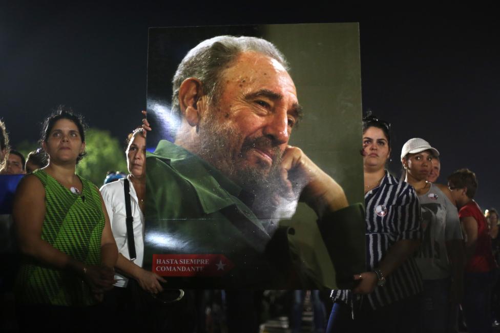 Cubanos dan último adiós a Castro durante recorrido de sus cenizas por el país