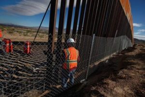 Un trabajador estadounidense construye una sección de la muralla que separa México de Estados Unidos, en Sunland Park, Estadps Unidos. y al otro lado, Ciudad de Juarez, México. 9 de Noviembre. Los republicanos en la Cámara de Representantes de Estados Unidos esperan ofrecer al presidente electo Donald Trump un plan alternativo a su propuesta de construir un muro en la frontera con México, el primer desafío de legisladores de su propio partido a una de sus principales promesas de campaña.REUTERS/Jose Luis Gonzalez  - RTX2SW0G