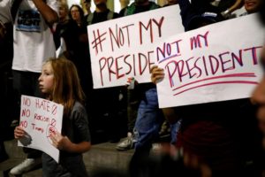 los manifestantes cerraron por un corto espacio de tiempo autopistas interestatales en Minneapolis y Los Ángeles. En Filadelfia, disconformes reunidos cerca del Ayuntamiento mostraron pancartas que decían "No nuestro Presidente", "Trans contra Trump" y "Hagan América Segura para Todos". Alrededor de medio millar de personas protestó en Louisville, Kentucky, y en Baltimore varios cientos marcharon hacia el estadio donde los Ravens disputaban un juego de la NFL. REUTERS/Patrick T. Fallon